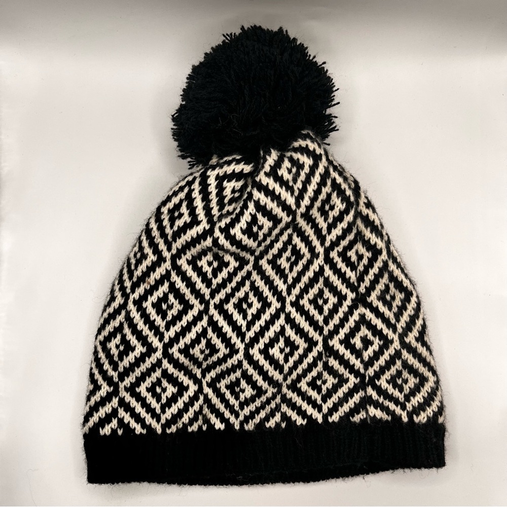 BNWOT BLACK AND WHITE GEOMETRIC POM HAT